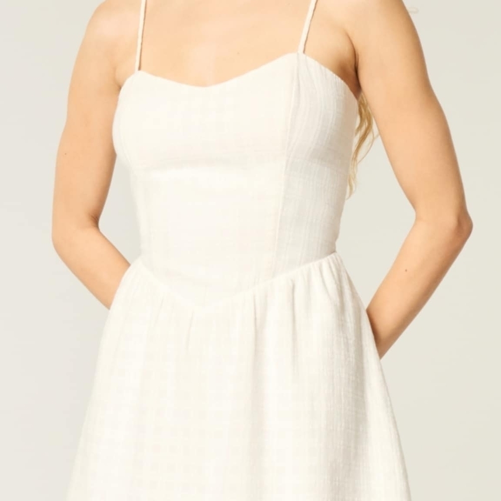 Elegant White Sleeveless Dress